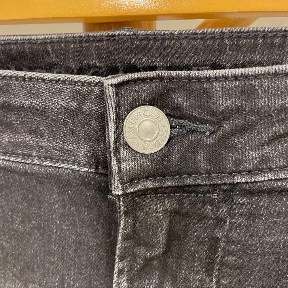 AMERICAN EAGLE OUTFITTERS - Black Denim Destroyed Shorts, Mens Size 42 - Picture 3 of 14